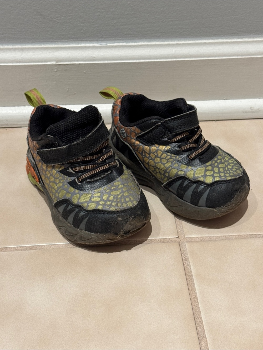 Boys light up dinosaur shoes size 6